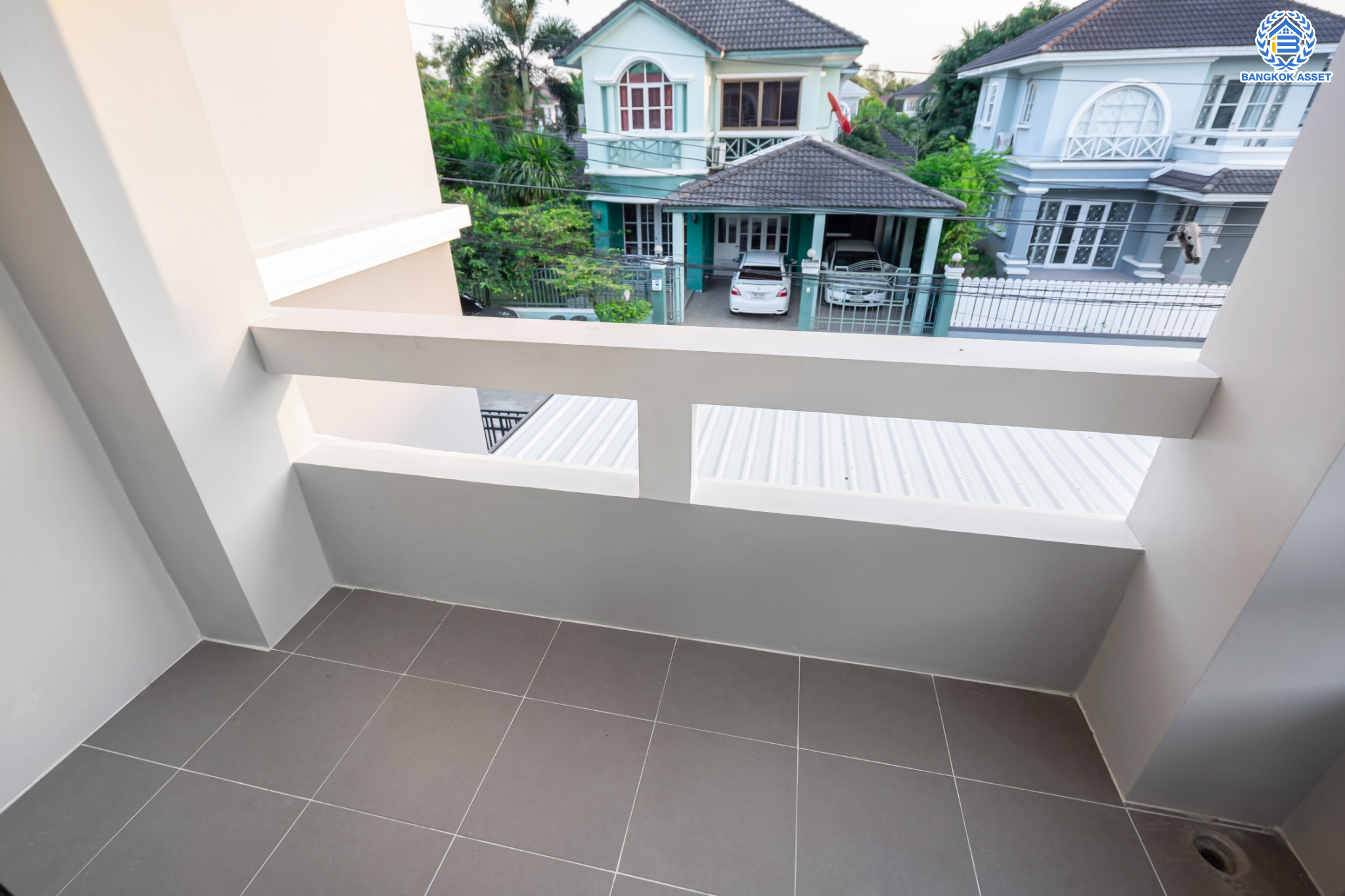 บ้านมือสองตกแต่งใหม่ ม.ชัยพฤกษ์ บางบัวทอง บ้านเดี่ยว หลังมุม แบรนด์ LH เนื้อที่ 92.3 ตร.ว. ฟังก์ชัน 3 ห้องนอน 4 ห้องน้ำ 1 ห้องแม่บ้าน จอดรถได้ถึง 3 คัน มีพื้นที่บริเวณบ้านกว้างขวางกว่า 195 ตร.ม. พร้อม Facilities ครบครัน บนทำเลเดินทางสะดวก ติดถนนบางกรวย-ไทรน้อย ใกล้เซ็นทรัลเวสต์เกต และรถไฟฟ้าสายสีม่วง "สถานีบางพลู"